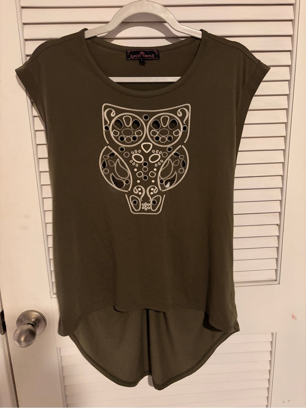 Almost Famous sugar skull owl top. Sz L